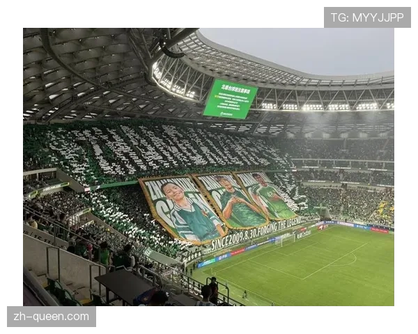 马德里竞技主场对阵多特,看台巨型TIFO致敬已故传奇路易斯·阿拉贡内斯 马德里竞技主场对阵多特,看台巨型TIFO致敬已故传奇路易斯·阿拉贡内斯